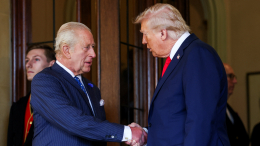 Монарший этикет: Трамп нарушил королевский протокол, похлопав Карла III