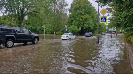 Смыло асфальт: Выборг затопило после ночного ливня