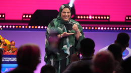 Дружба народов: участники «Интервидения» расписались на гитаре представительницы Катара