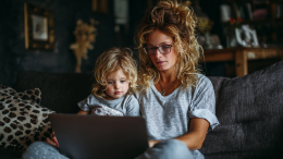 С ребенком на руках: какую удаленную работу искать мамам в декрете