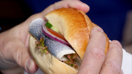 Вы все это время неправильно пережевывали пищу! Какие ошибки портят улыбку