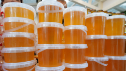 Участница московских ярмарок отправляет бойцам СВО мед с собственной пасеки