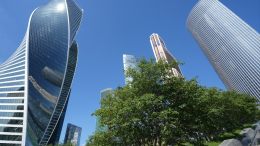 Погода двух столиц: в Петербурге ожидается шторм, в Москве — июльская жара