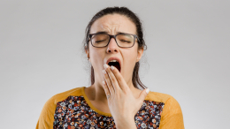 Едва не стала инвалидом: британка сильно зевнула и получила серьезную травму шеи