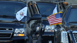 Полиция остановила кортеж Макрона для проезда автомобиля Трампа