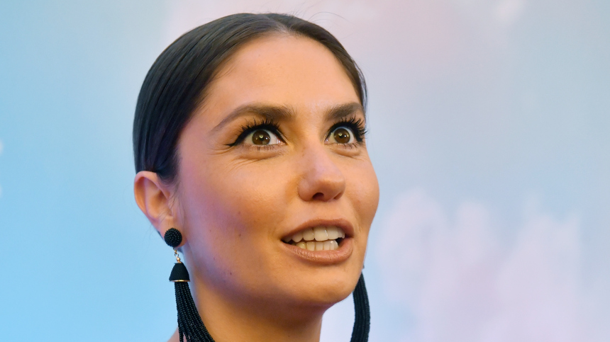 Почему Агата Муцениеце уехала из России