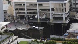 Глубина 50 метров: в Таиланде под землю провалилась часть оживленной улицы