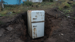 Зарытые в землю холодильники с необычным содержимым обнаружили на Сахалине