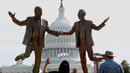 «Лучшие друзья навсегда»: в Вашингтоне установили скульптуру Трампа и Эпштейна