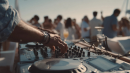 Праздновали? В Турции на корабле после смерти туриста устроили пенную вечеринку