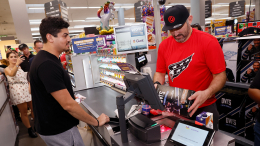 Овечкин представил новые хлопья и попробовал себя в роли кассира