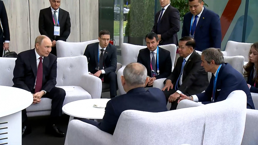 Видео: Путин пообщался с Гросси на Глобальном атомном форуме