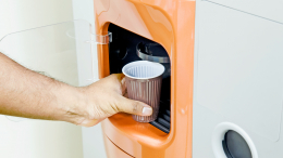 Капучино с привкусом плесени и тараканов: чем опасен кофе из автомата