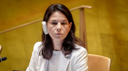 Офис Бербок объяснил отключение ее микрофона на словах о России