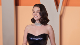 Ландыши и поцелуи: Селена Гомес вышла замуж за Бенни Бланко