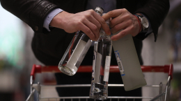 Отравленный алкоголь могли разливать в поселке Трубников Бор в Ленобласти