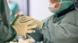 «Трудно даются простые вещи»: у 69-летней женщины отвалились пальцы