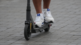 Самокатчик сбил беременную женщину в Москве