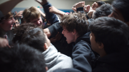 «В курсе, чем они занимаются?» — в Тюмени подростки устроили массовую драку