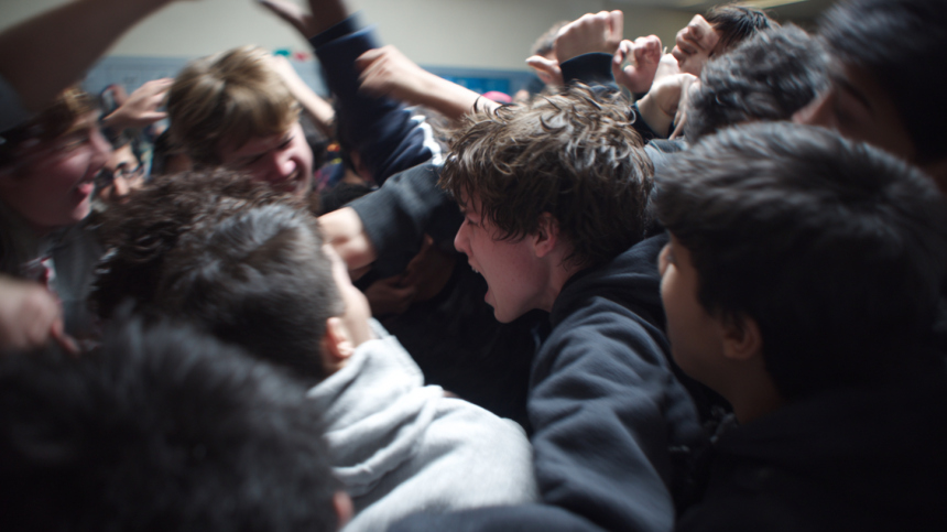 Подростки устроили массовую драку