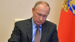 Владимир Путин подписал закон о присвоении воинских званий добровольцам