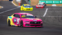 Вопреки гравитации: автогонщик NASCAR проехал по стенке заграждения трека