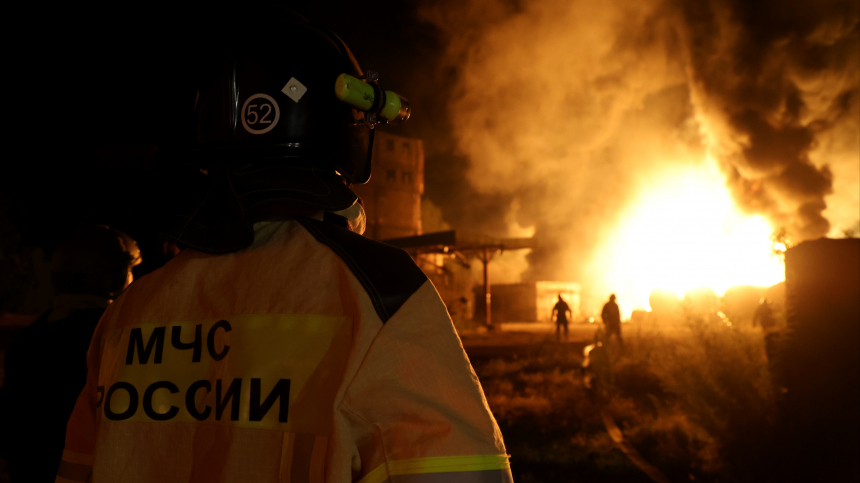 Из-за чего загорелась нефтебаза в Феодосии