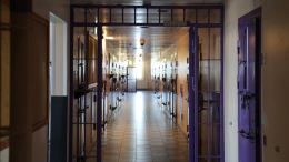 Секс и алкоголь: три сотрудницы британский тюрьмы были уличены в романах с заключенными