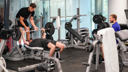 Разминка, отдых и еда: секрет безопасных тренировок в фитнес-зале
