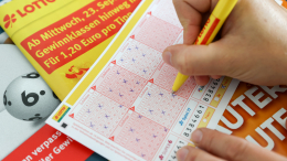 Мужчина нашел в куртке забытый лотерейный билет и выиграл 15,6 миллиона евро