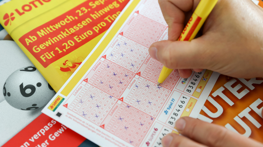 Мужчина нашел в куртке забытый лотерейный билет