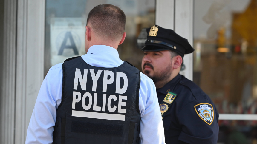 Полицейские в Нью-Йорке приняли роды у женщины на обочине