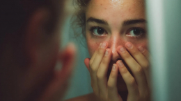 «Треугольник смерти»: почему нельзя давить прыщи на лице вокруг носа и рта