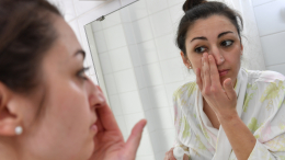 «Наливное яблочко»: какие процедуры нельзя делать при отечности лица