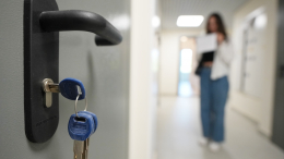 С глаз долой, из квартиры вон: почему нужно выписывать экс-супруга из жилья