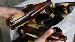 Пьяный мужчина упал на женщину и случайно убил ее в Челябинской области