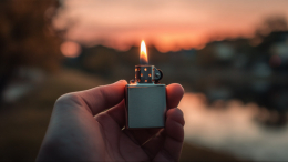 В США мужчина облил бензином политика за роман с его женой