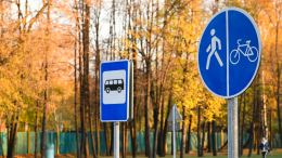 В Омске водитель автобуса зажал ребенка дверьми и протащил по асфальту