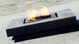 В Петербурге двое неизвестных потушили Вечный огонь