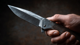 Нанес многочисленные ранения: в Саратове мужчина напал на двух студентов с ножом