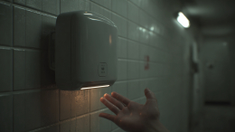 Опасны для жизни: чем грозит использование воздушных сушилок для рук