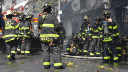 В Нью-Йорке частично обрушилась многоэтажка из-за взрыва газа