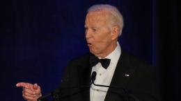 На посту президента Джо Байдену требовались карточки для запоминания