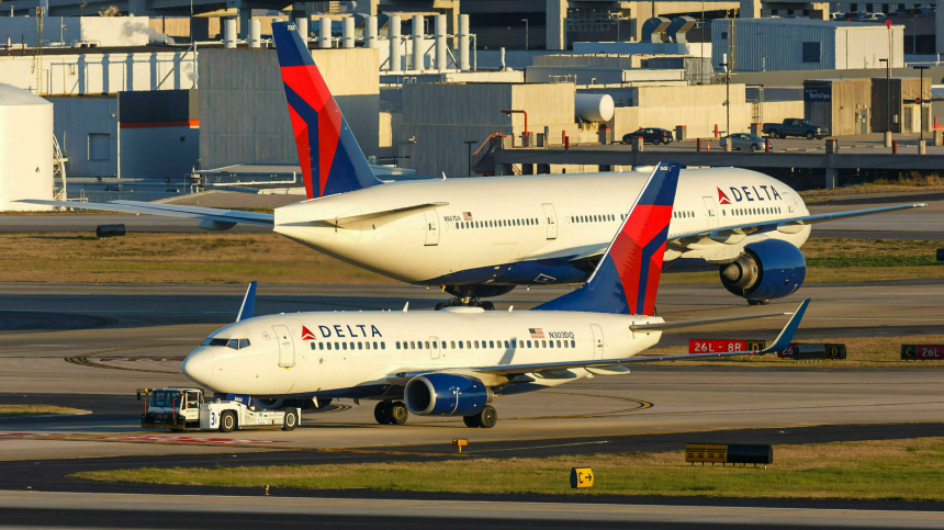 Два самолета столкнулись в аэропорту Нью-Йорка