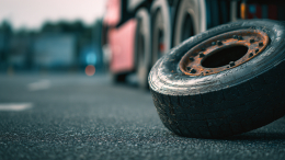 В Подмосковье колесо оторвалось от грузовика и убило женщину