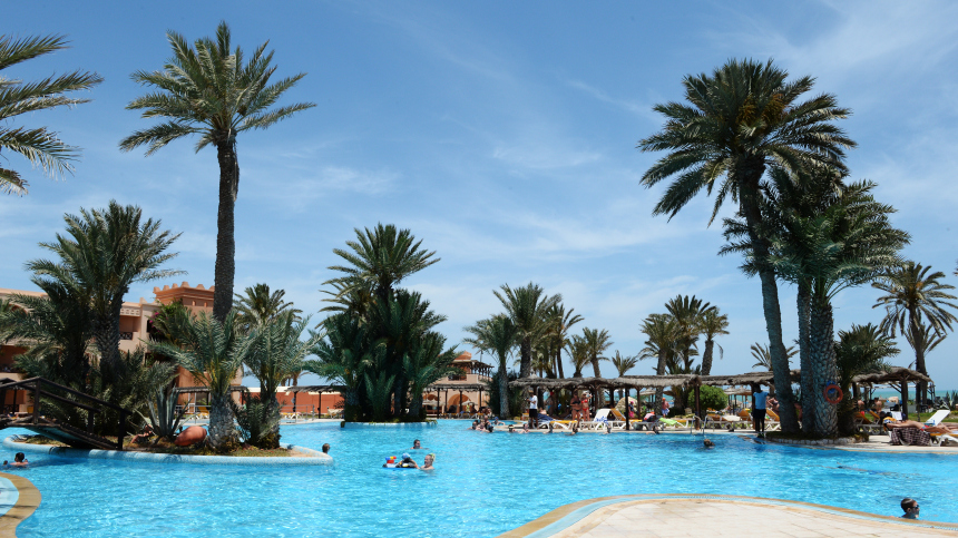 В Тунисе охранник отеля напал на двух девочек во время отдыха