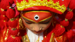 «Вчера она была моей дочерью»: двухлетняя девочка выбрана новой богиней Непала