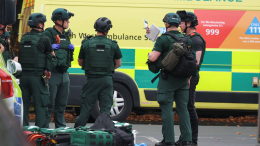 В пригороде Манчестера неизвестный напал с ножом на людей