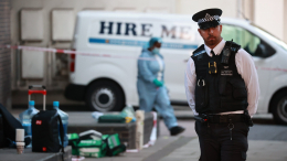 Нож в спину: в Британии мать напала на дочь во время готовки и покончила с собой