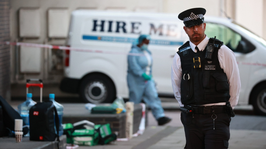 В Британии мать напала на дочь с ножом и покончила с собой